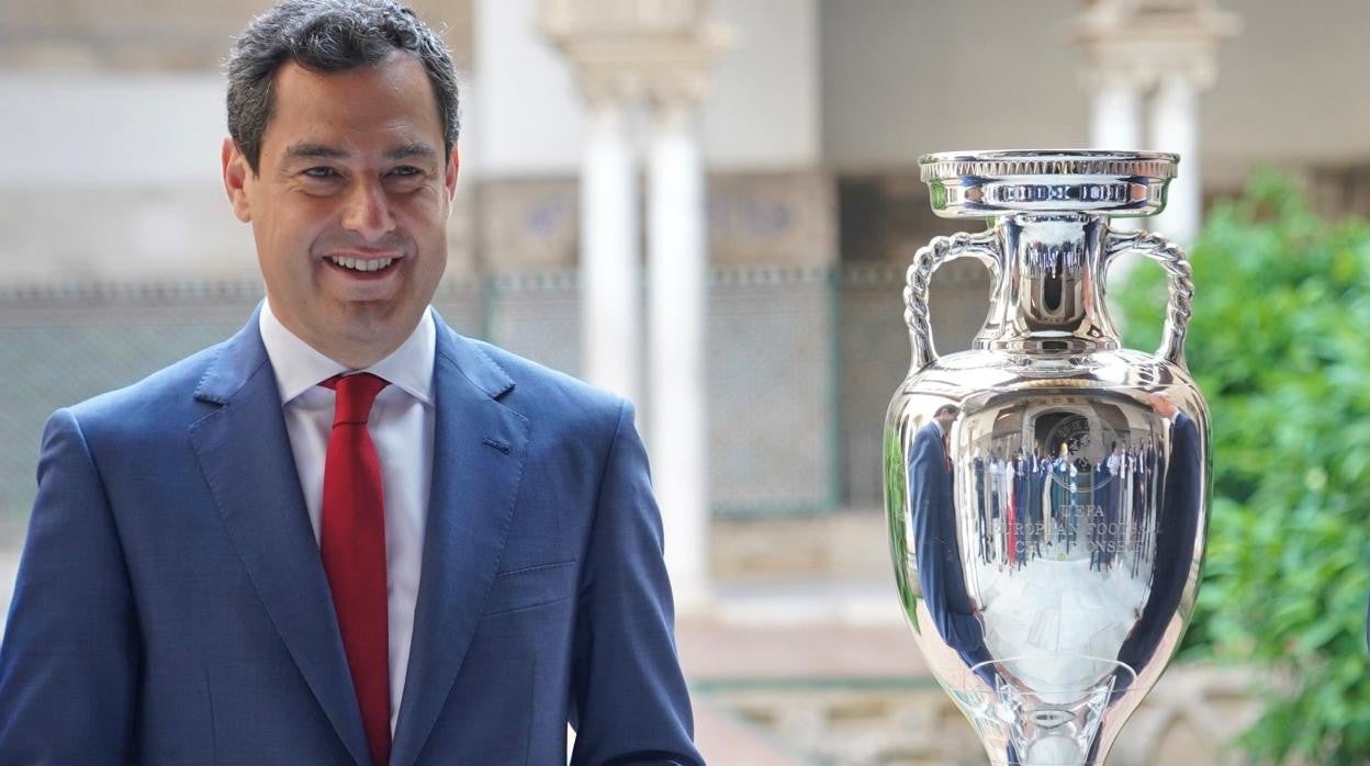 Moreno, junto a la copa de la próxima Eurocopa en El Alcázar de Sevilla este martes.