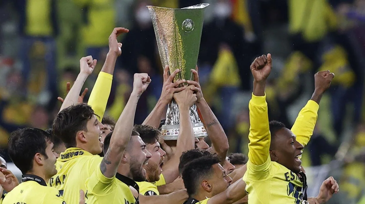 La plantilla del Villarreal celebra su primera Europa League en el césped de Gdansk
