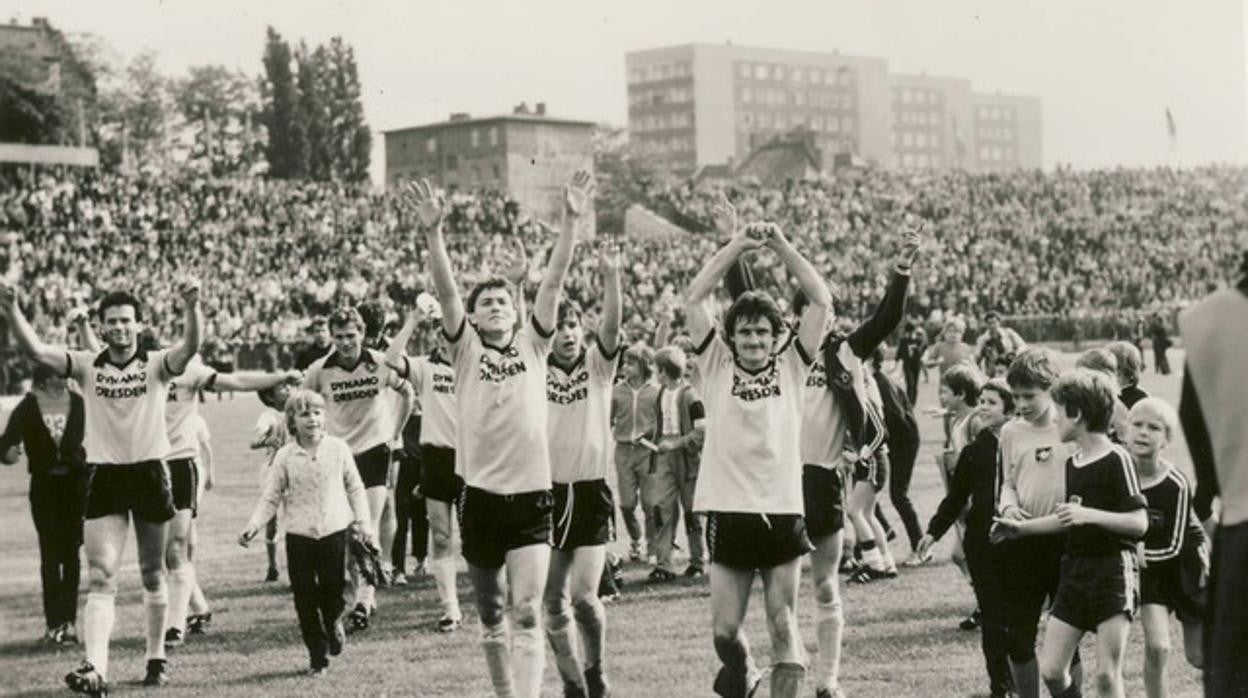 El Dinamo de Dresde de los 80 celebra una victoria