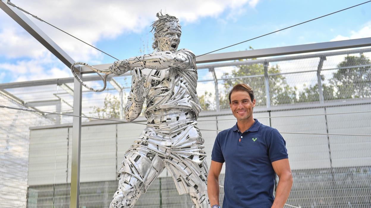 Rafael Nadal, junto a su estatua en Roland Garros