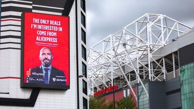 La pancarta gigante de Monchi en las inmediaciones de Old Trafford