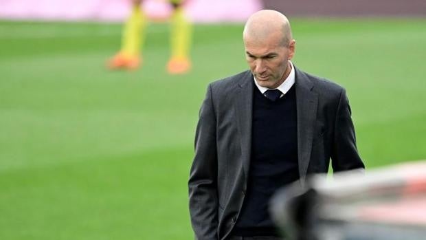 Zidane enfila hacia la puerta de salida