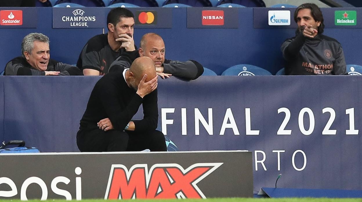 Guardiola, cabizbajo durante la final de Oporto