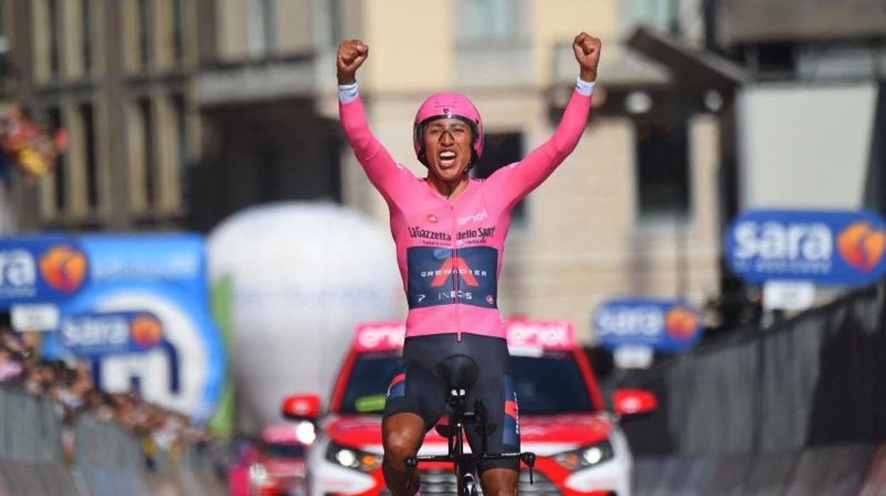 Egan Bernal se corona de rosa en Milán