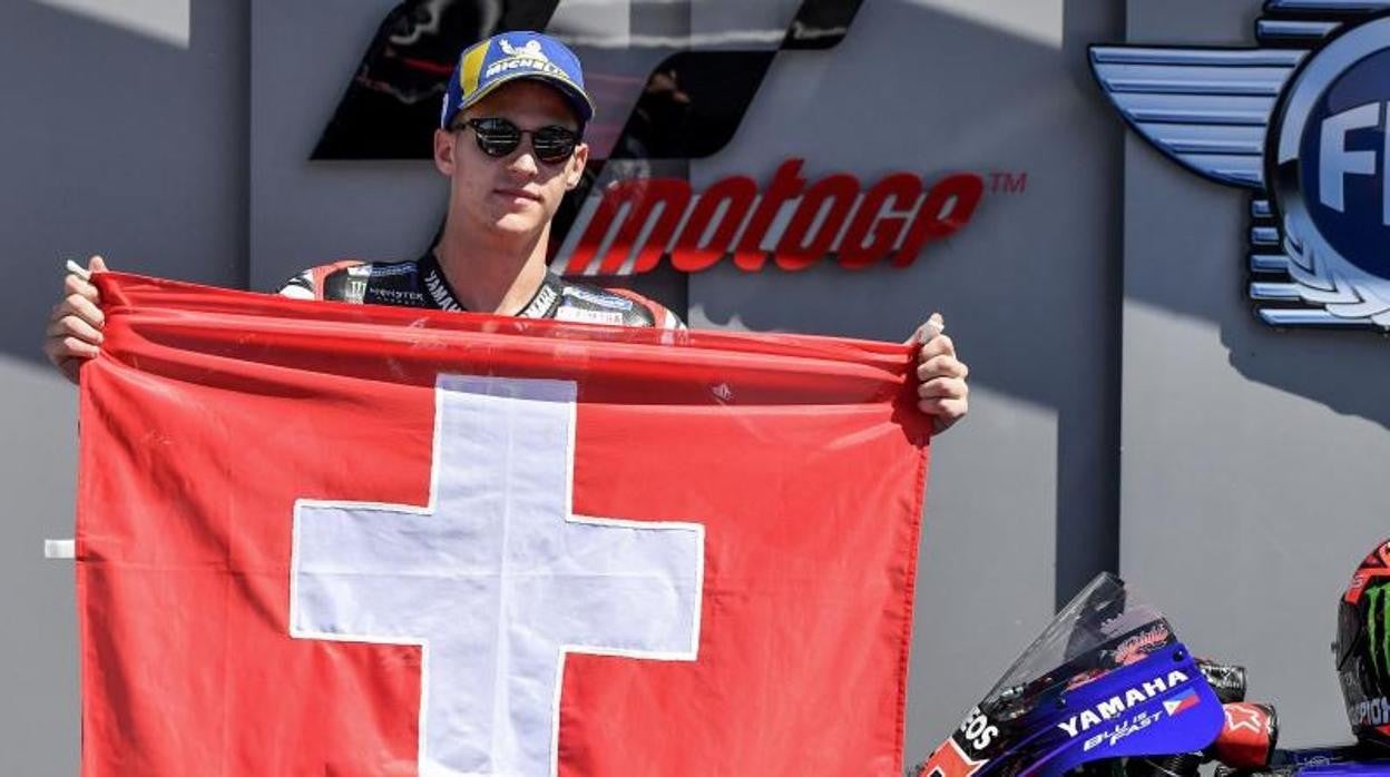 Fabio Quartararo, con la bandera suiza en homenaje al piloto fallecido, Jason Dupasquier