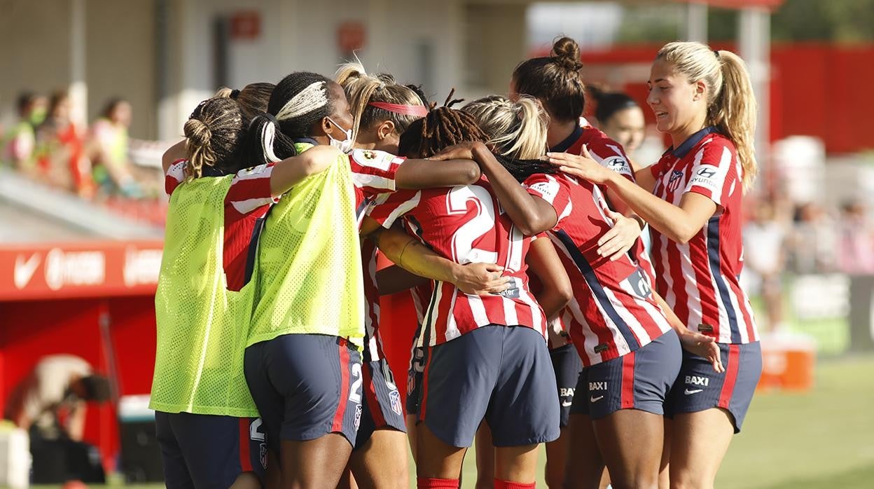 Las jugadoras del Atlético celebran uno de sus goles frente al Barcelona