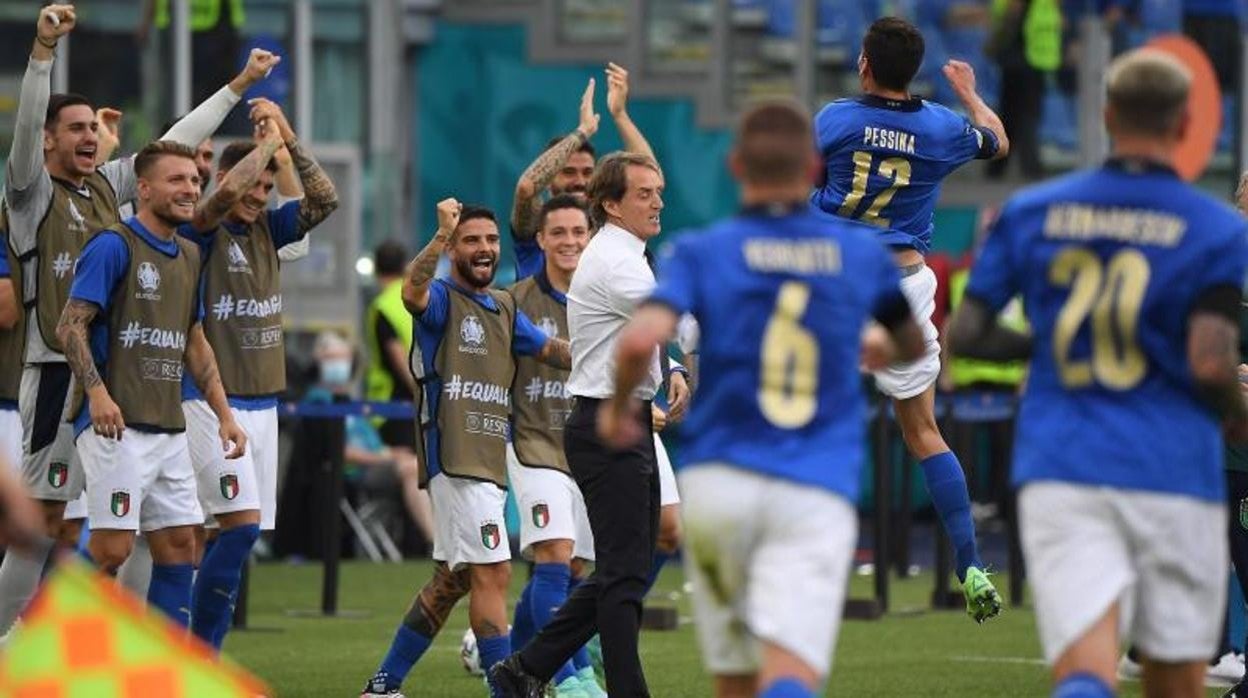 Pessina celebra su gol con Italia ante País de Gales