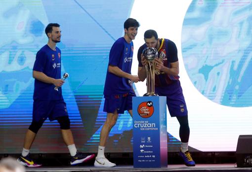 Mirotic besa el trofeo conquistado en la Copa del Rey 2021