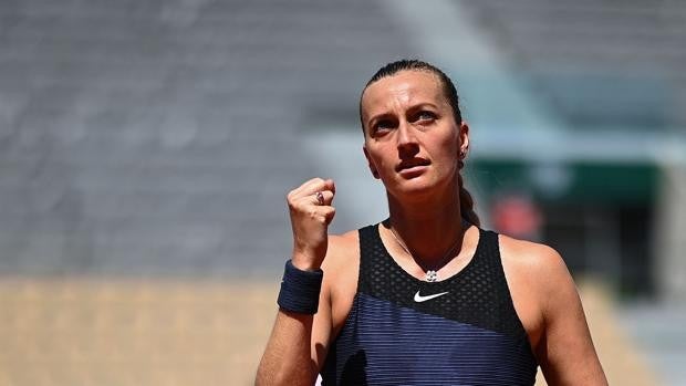 Kvitova dice adiós al Roland Garros tras caerse en una rueda de prensa