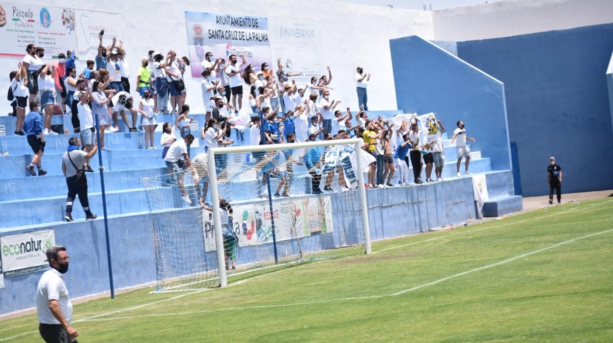 Aficionados de la SD Tenisca en su estadio