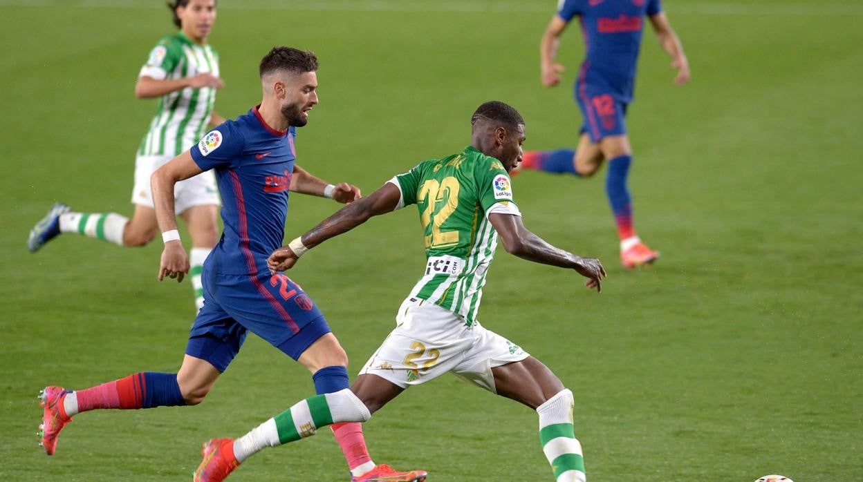 Emerson Royal se dispone a centrar durante un partido del Betis