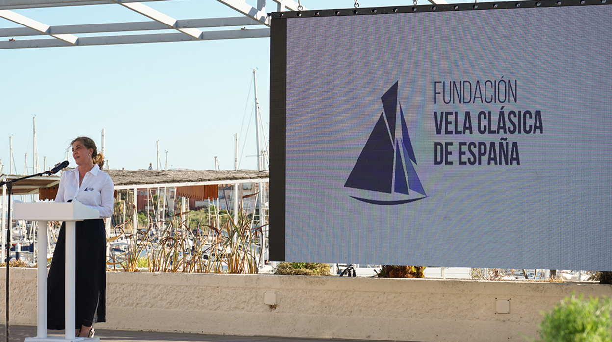 Valle de la Riva, presidenta de la Fundación Vela Clásica de España durante la presentación que tuvo lugar en la terrada del Hotel PuertoSherry.