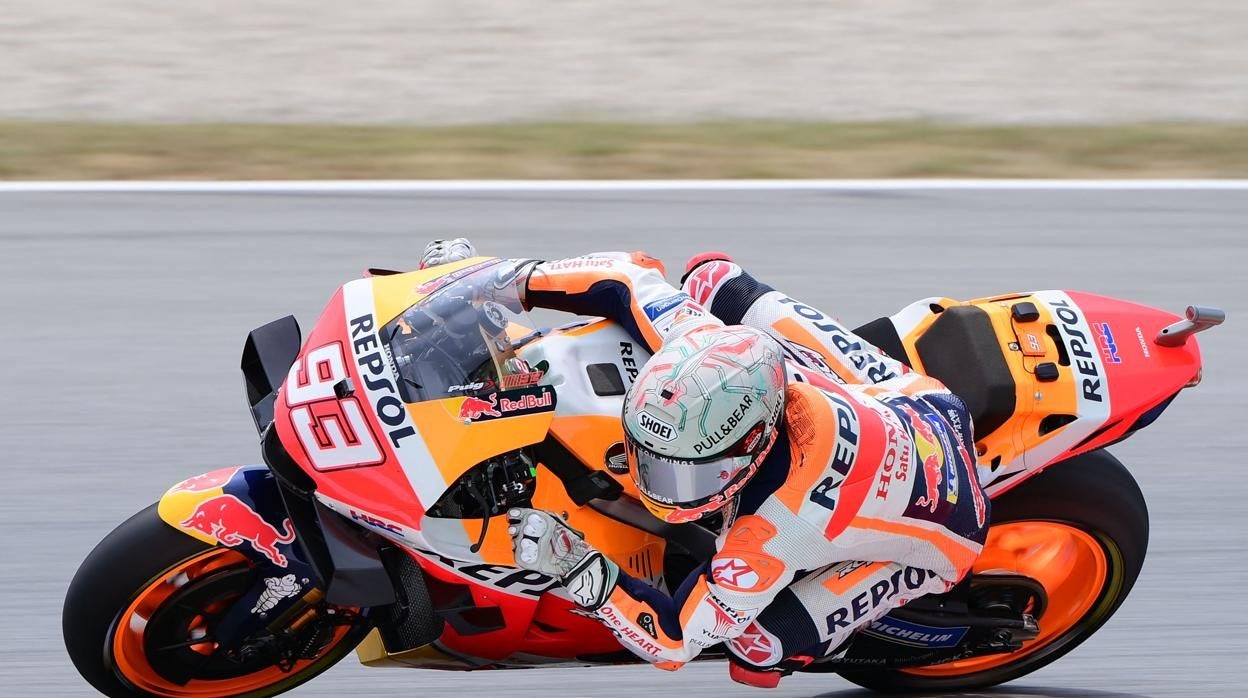 Marc Márquez toma una curva durante la clasificación en Montmeló