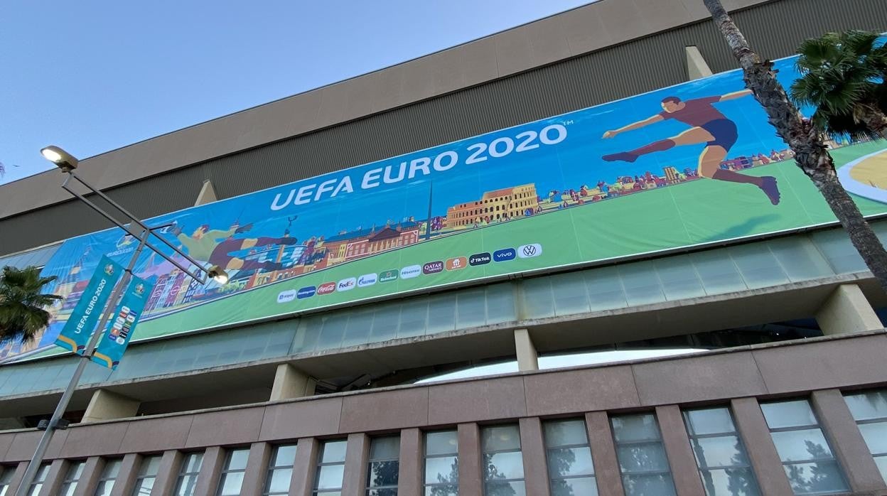 Fachada del coliseo sevillano, con una lona de gran tamaño en los accesos principales del estadio