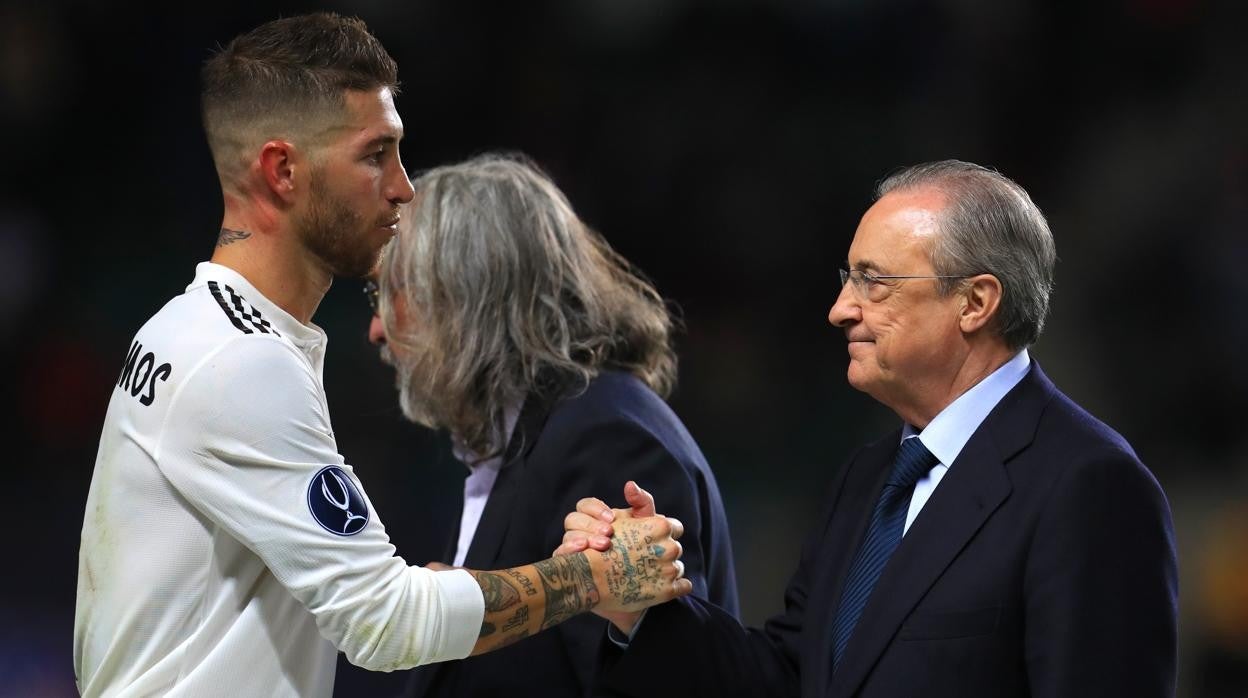 El jugador blanco junto a Florentino Pérez