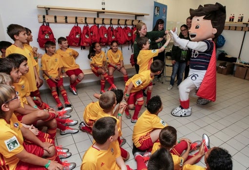 La mascota Super Víctor saluda a los niños en la Euro 2016