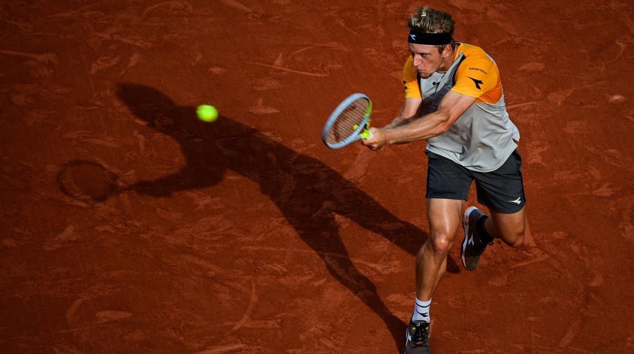 Alejandro Davidovich mira a su entrenador, Jorge Aguirre, durante el partido ante Delbonis