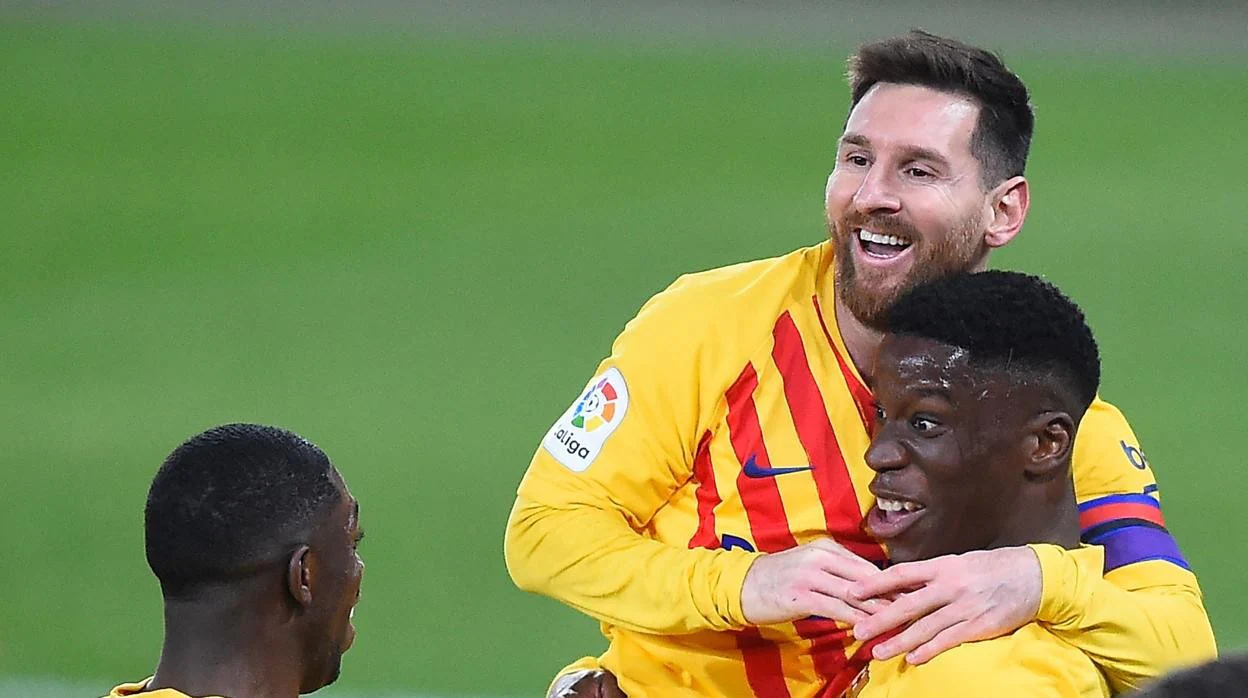 Ilaix Moriba celebra un gol con Leo Messi