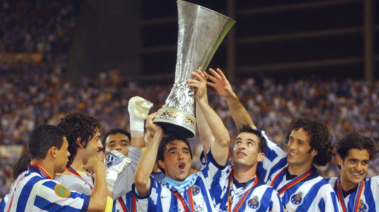 Deco levanta la copa que corona al Oporto como campeón de la UEFA en el 2003