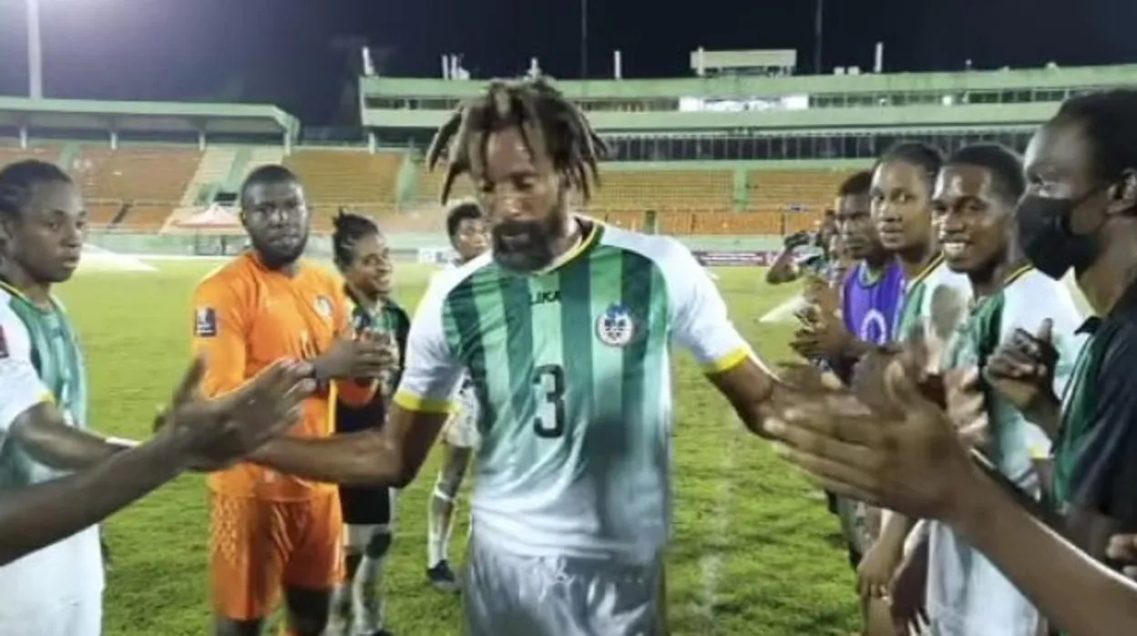 Euclid Bertrand, homenajeado por su compañeros de la selección de Dominica