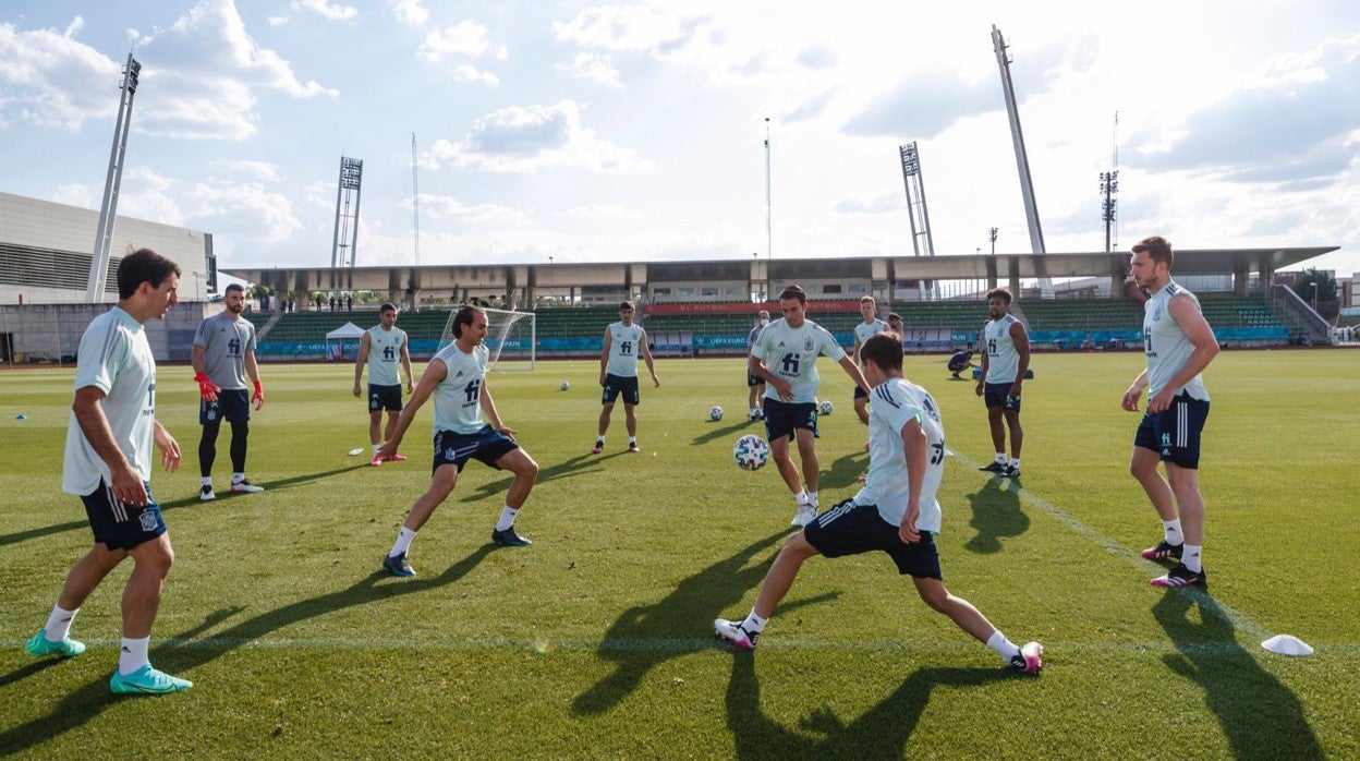 Uno de los últimos rondos de la selección en Madrid antes de desplazarse a Andalucía