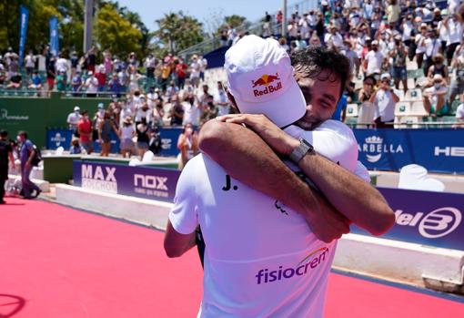 Lebrón y Galán se abrazan tras lograr el triunfo.