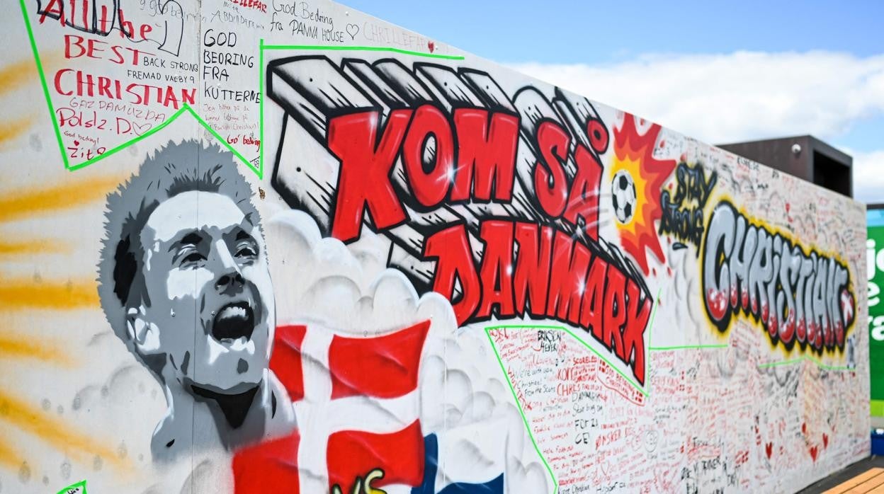 Un mural con la cara de Eriksen en la ciudad de Copenhague