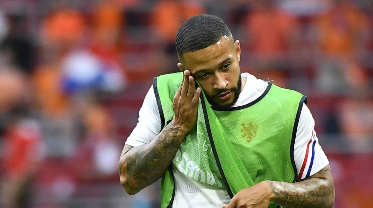 Memphis Depay calienta antes del partido entre Holanda y Austria