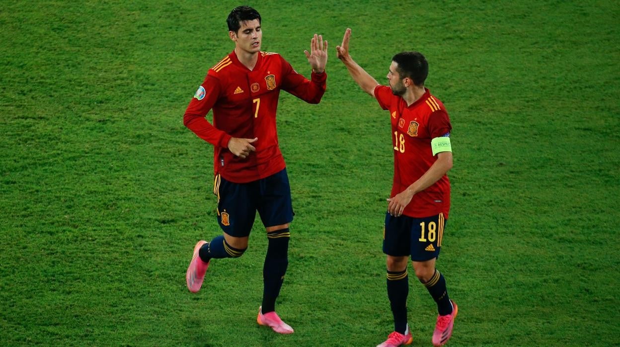 Morata y Jordi Alba, en el partido del debut de España frente a Suecia