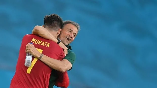 Morata y Luis Enrique, un abrazo para una redención a medias