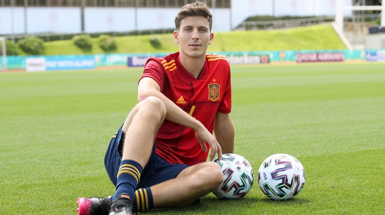Pau Torres, central de la selección española