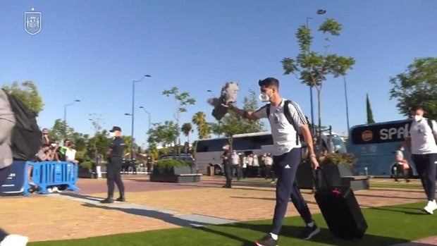 Así ha sido la llegada de la selección al hotel de Sevilla tras la polémica de la última vez