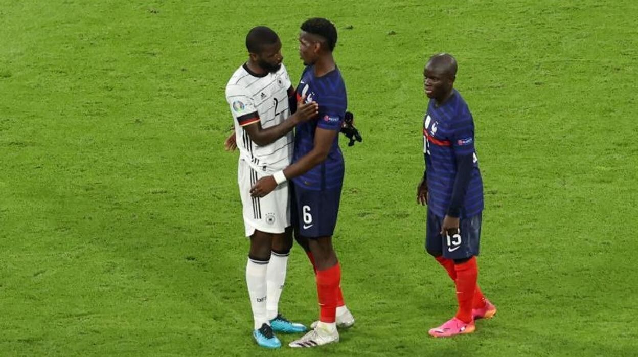 Kanté y Pogba saludando a Rudiger en el Francia - Alemania de la primera jornada del grupo F