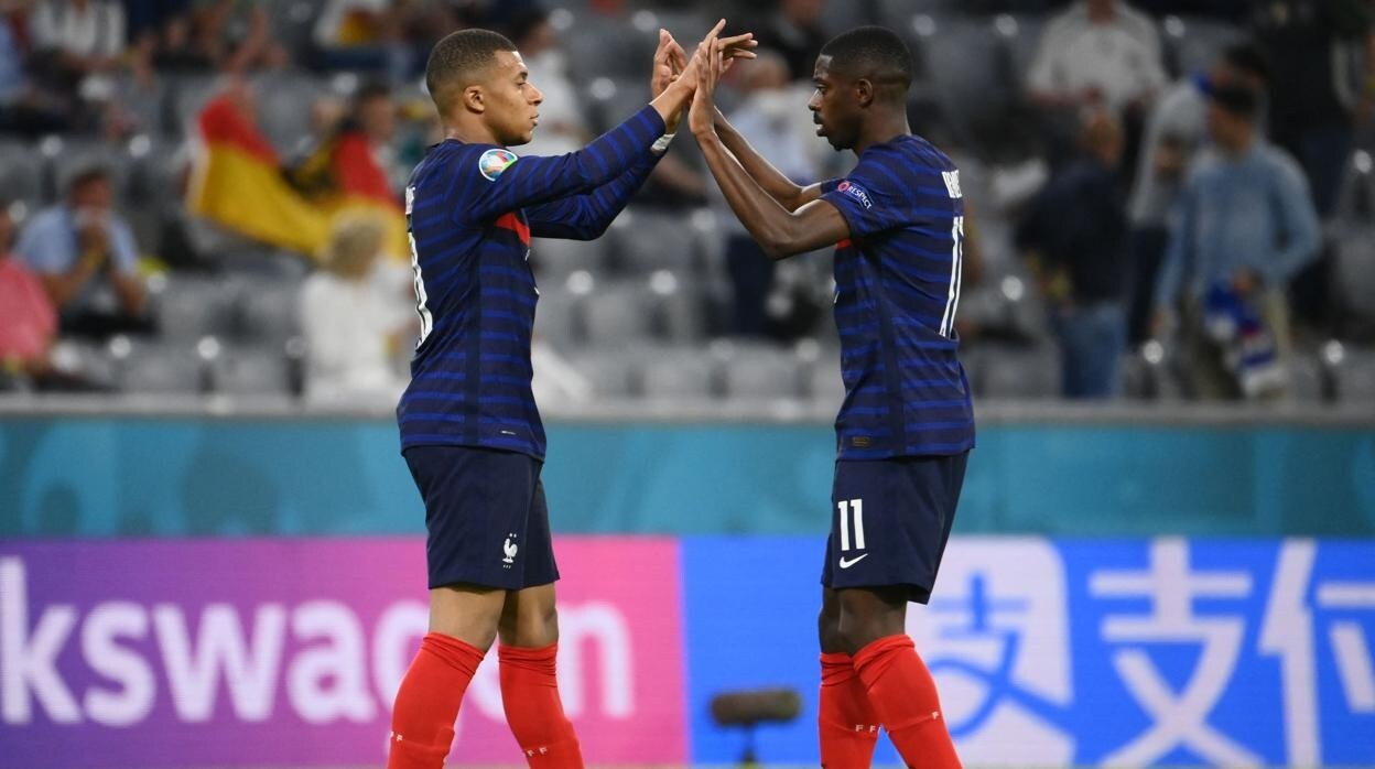 Dembélé y Mbappé chocan sus manos durante un partido de la selección francesa