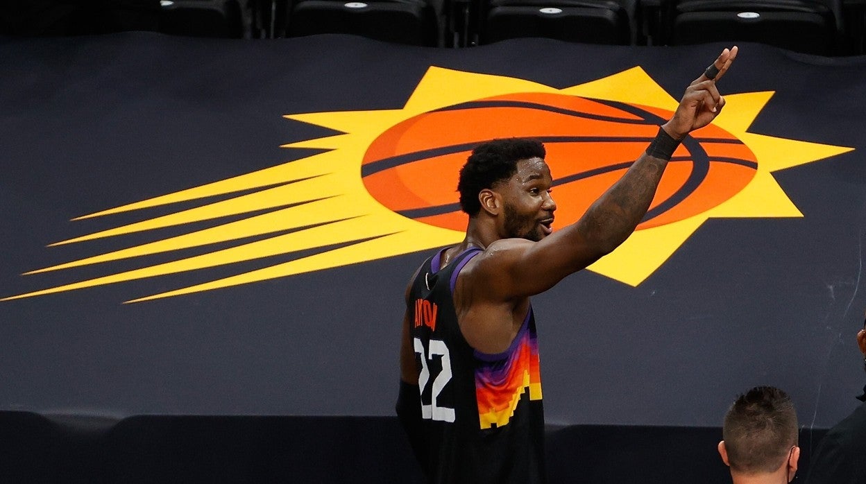 La espectacular canasta sobre la bocina de Deandre Ayton que dio el triunfo a los Suns