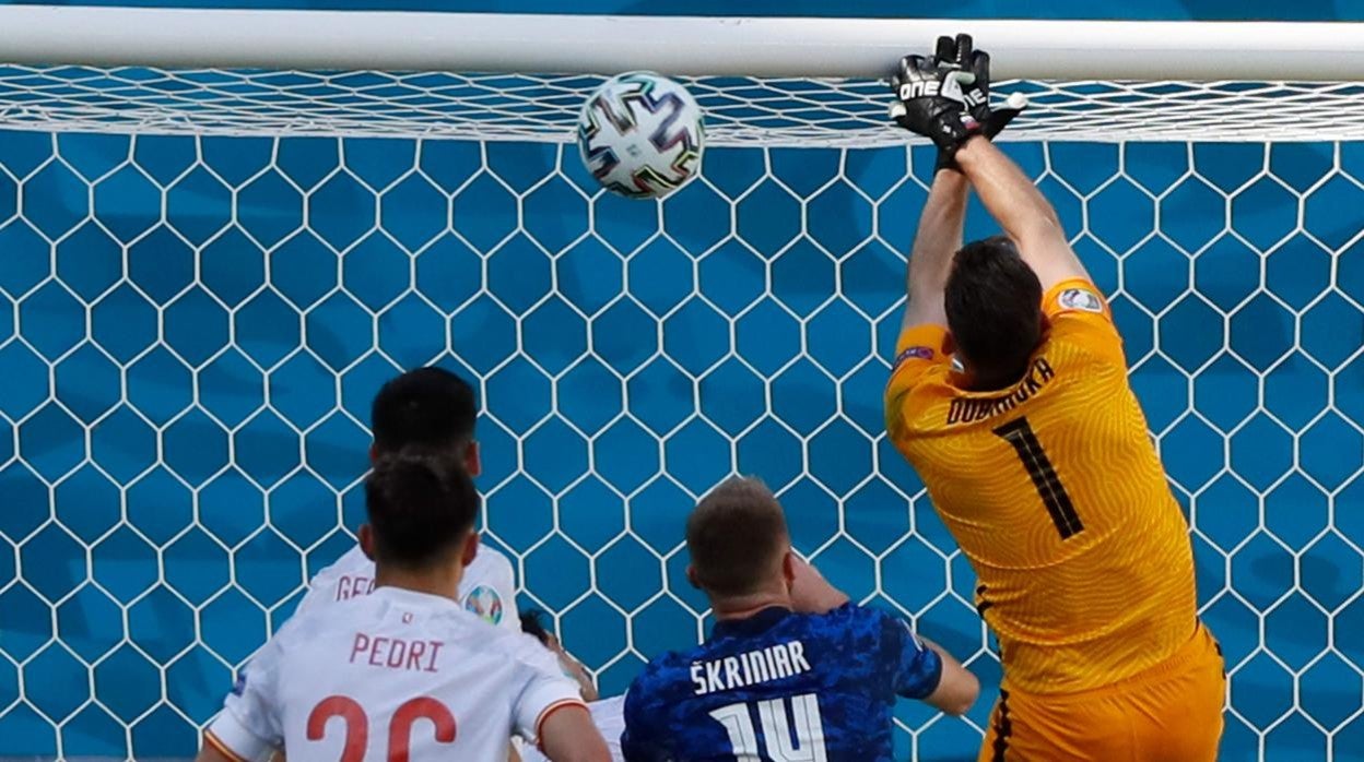 Martin Dubravka, en la desafortunada jugada que le ha costado el gol a Eslovaquia