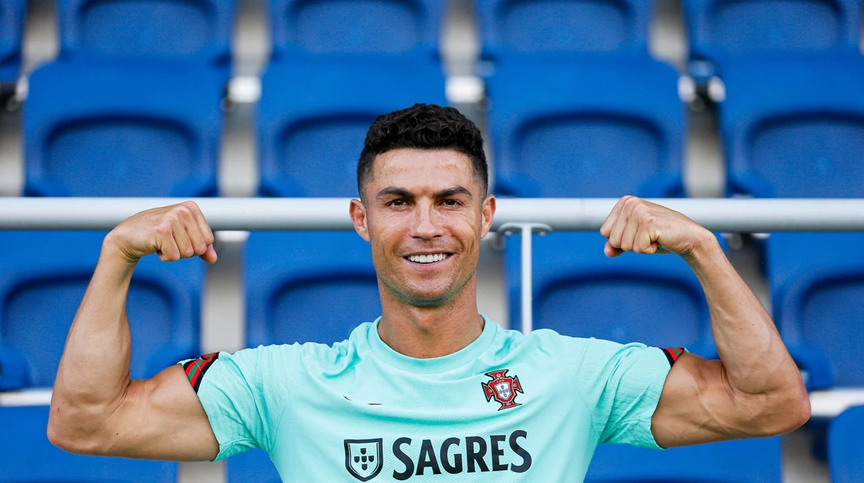 Cristiano Ronaldo exhibe músculo en una sesión de entrenamiento con Portugal