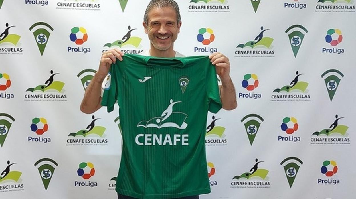 Fede Bahón, posando con la camiseta del Villaverde San Andrés