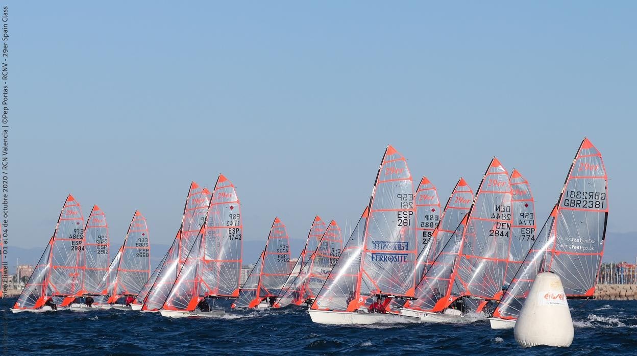 Coach Regata, aperitivo del Mundial 29er en aguas de Valencia