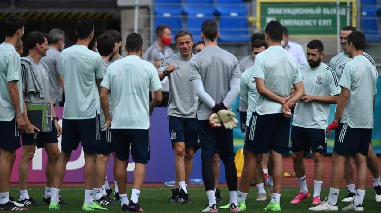Luis Enrique y sus chicos, ayer en el entrenamiento de España