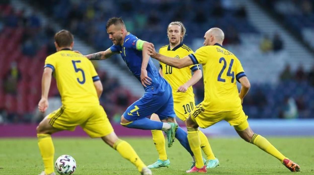 Yarmolenko conduce un balón rodeado de contrarios suecos