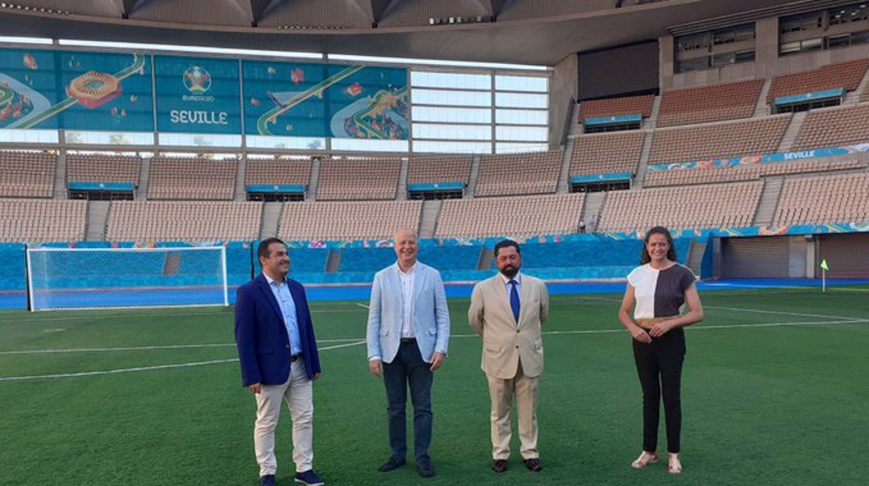 El consejero de Educación y Deportes, Javier Imbroda, junto a Pablo Lozano, presidente de la RFAF, en el estadio de la Cartuja