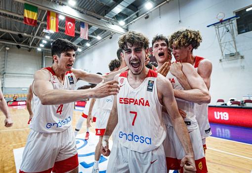 Los jugadores españoles celebraron el triunfo por todo lo alto.