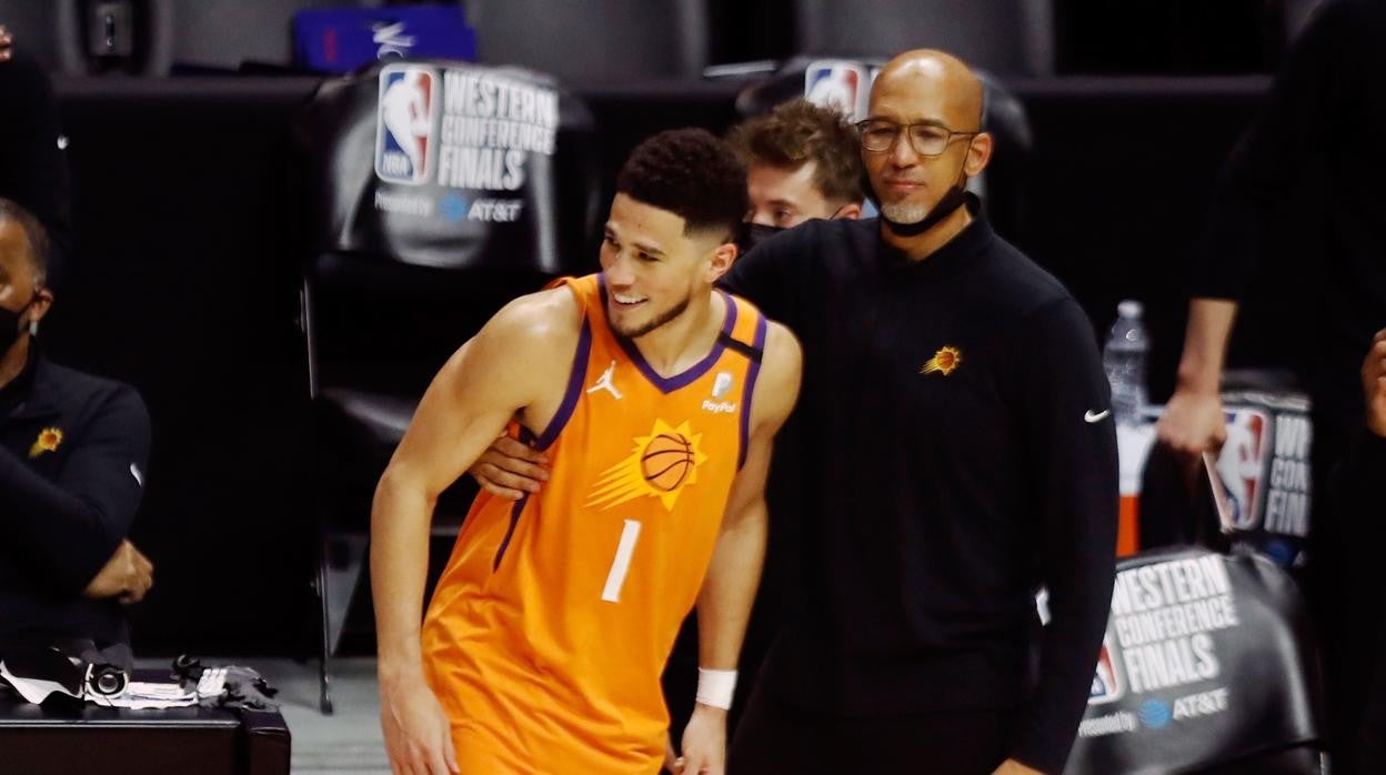 Devin Booker, estrella de los Suns, con su entrenador Monty Williams tras clasificarse para las finales