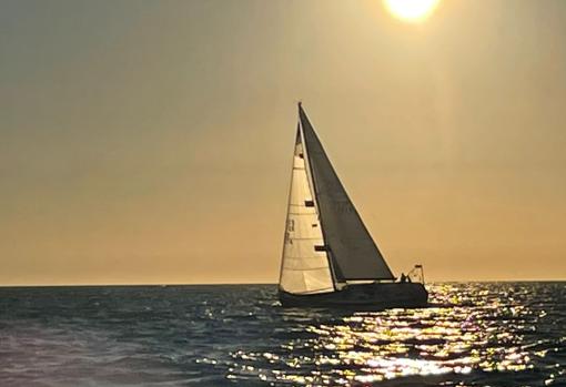 Una de las embarcaciones navegando por la bahía durante la regata.