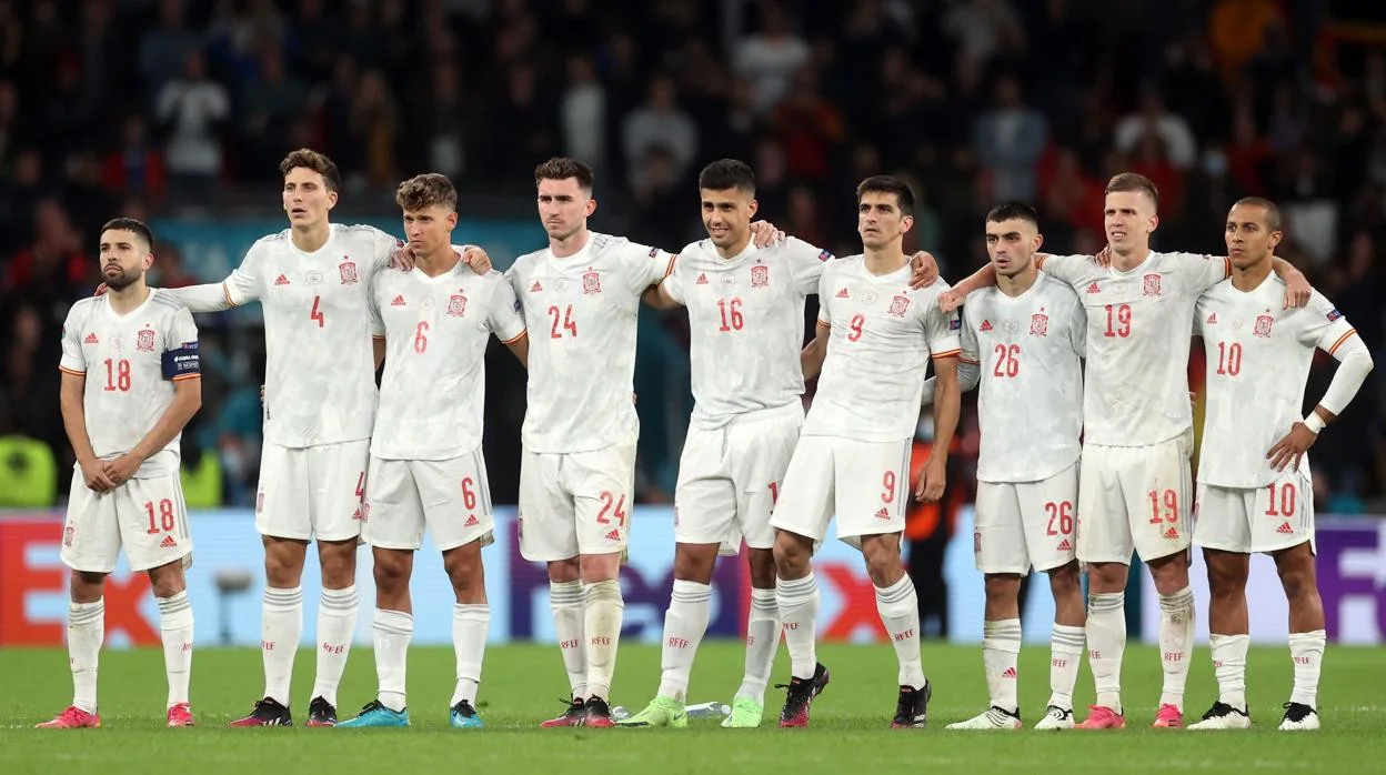 Los jugadores españoles durante la tanda de penaltis ante Italia