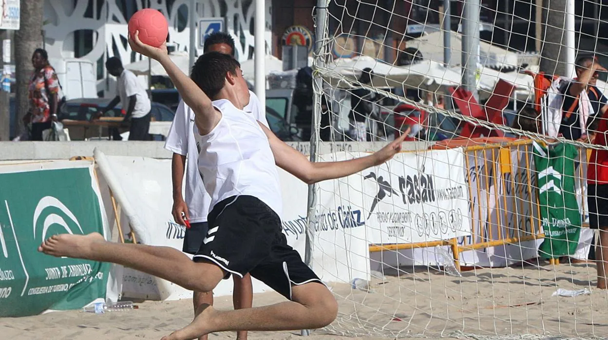 El balonmano playa iniciará el calendario deportivo en Cádiz este viernes.