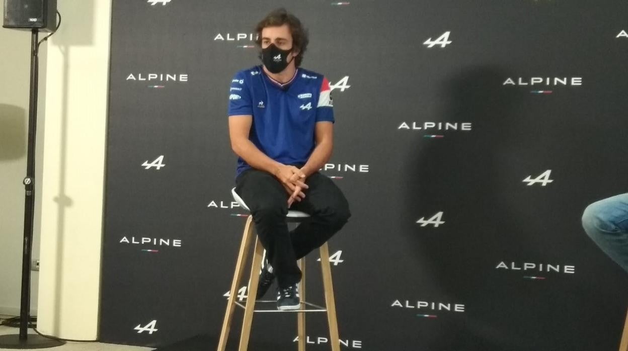 Fernando alonso responde a las preguntas durante el acto organizado por Alpine