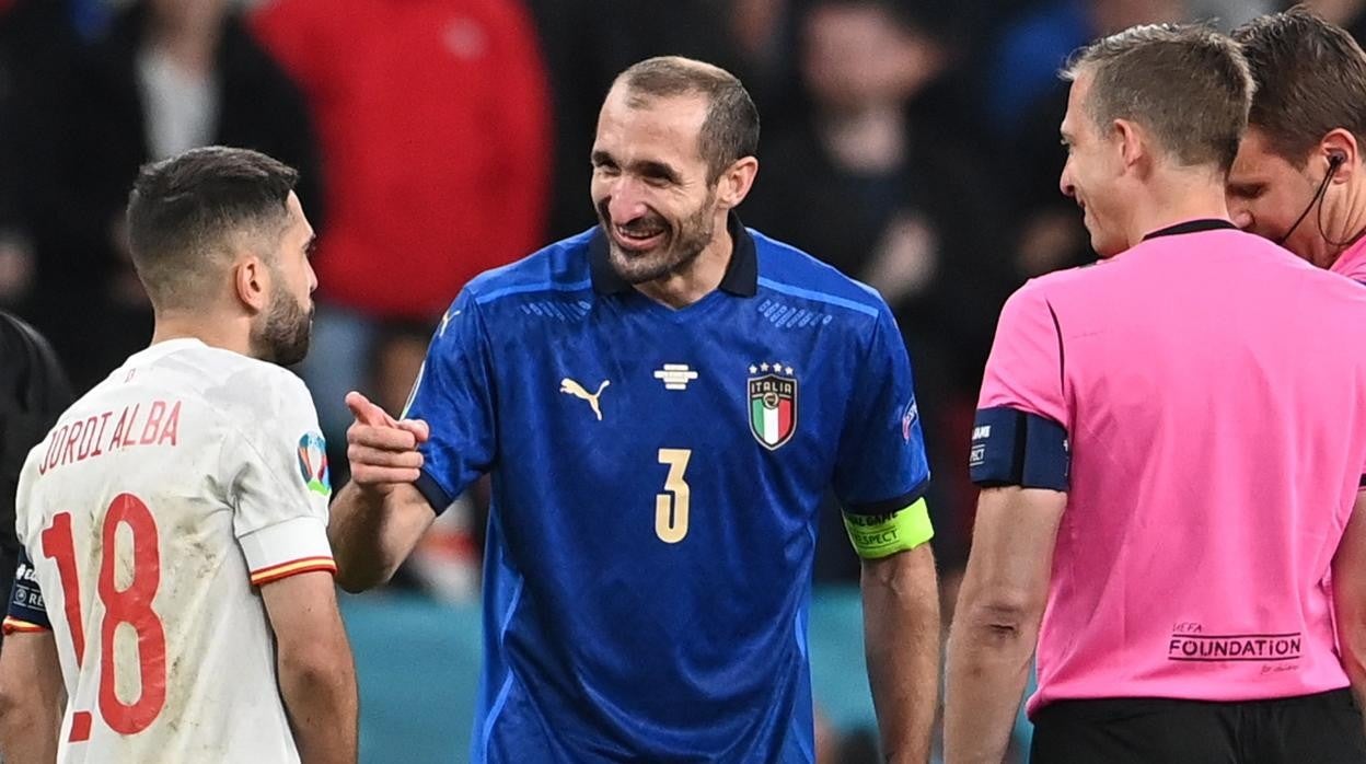 Alba y Chiellini, antes de la tanda de penaltis del Italia-España