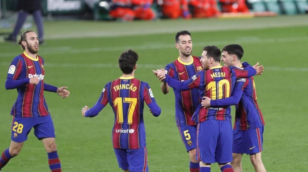 Los jugadores del Barcelona celebra un gol en el Camp Nou